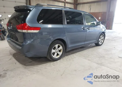 2014 Toyota Sienna Le V6 8 Passenger z USA, uszkodzony, nr VIN 5TDKK3DC2ES488333